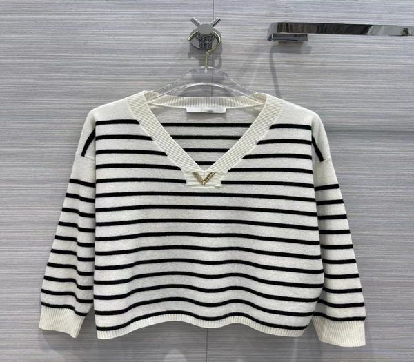 2022 autumn milan runway sweaters v neck long sleeve women039s sweaters high end jacquard pullover designer sweater 0801061513553, White;black
2022 autumn milan runway sweaters v neck long sleeve women039s sweaters high end jacquard pullover designer sweater 0801061513553, White;black