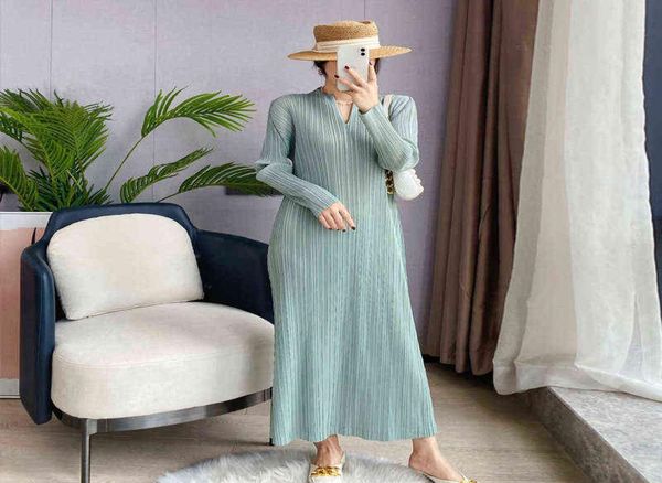 miyake pleated korean fashion dress women fall 2021 winter long sleeve casual black dress elegant aesthetic clothes g12141490101, Black;gray
miyake pleated korean fashion dress women fall 2021 winter long sleeve casual black dress elegant aesthetic clothes g12141490101, Black;gray
