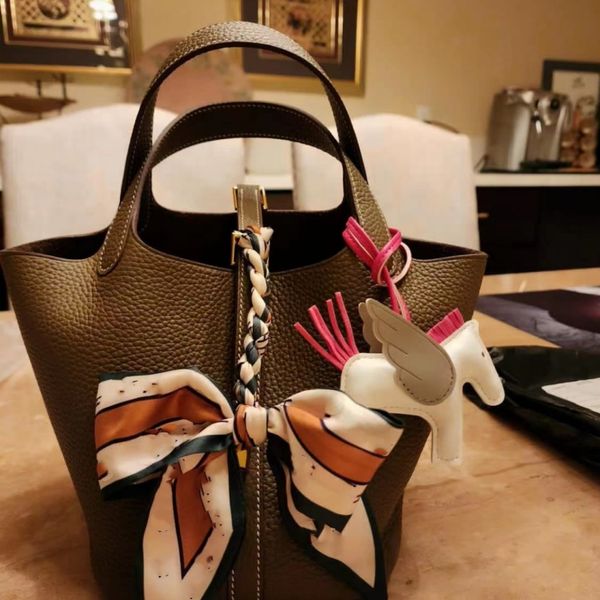 designer bag tote bag luxury design simple lightweight wear-resistant bag handmade leather vegetable basket classic leather lychee design ha
designer bag tote bag luxury design simple lightweight wear-resistant bag handmade leather vegetable basket classic leather lychee design ha