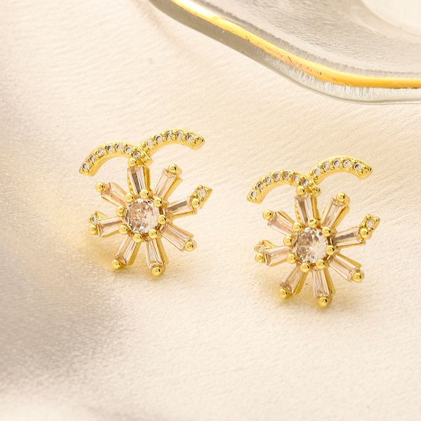18k gold crystal stud earrings women's luxury charm earrings designer brand love gift earrings autumn new jewelry youth elegant style j, Golden;silver
18k gold crystal stud earrings women's luxury charm earrings designer brand love gift earrings autumn new jewelry youth elegant style j, Golden;silver