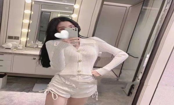 2022 european fashion brandwomen039s sweaters early spring new knitted cool silk pit strip splicing long sleeved vneck cardiga6127794, White;black
2022 european fashion brandwomen039s sweaters early spring new knitted cool silk pit strip splicing long sleeved vneck cardiga6127794, White;black