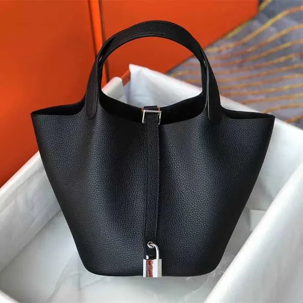 2023designer bag tote bag luxury design simple lightweight wear resistant bag handmade leather vegetable basket classic leather lychee desig
2023designer bag tote bag luxury design simple lightweight wear resistant bag handmade leather vegetable basket classic leather lychee desig