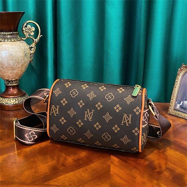 new old flower one shoulder diagonal straddle with advanced sense large capacity small body versatile underarm women's leisure bag 70%
new old flower one shoulder diagonal straddle with advanced sense large capacity small body versatile underarm women's leisure bag 70%