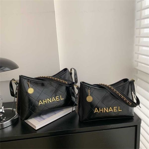 new fashion lingge large capacity versatile winter crossbody bag cross straddle off wholesale
new fashion lingge large capacity versatile winter crossbody bag cross straddle off wholesale