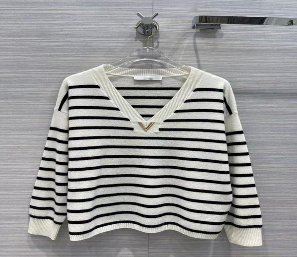2022 autumn milan runway sweaters v neck long sleeve women039s sweaters high end jacquard pullover designer sweater 0801062752439, White;black
2022 autumn milan runway sweaters v neck long sleeve women039s sweaters high end jacquard pullover designer sweater 0801062752439, White;black