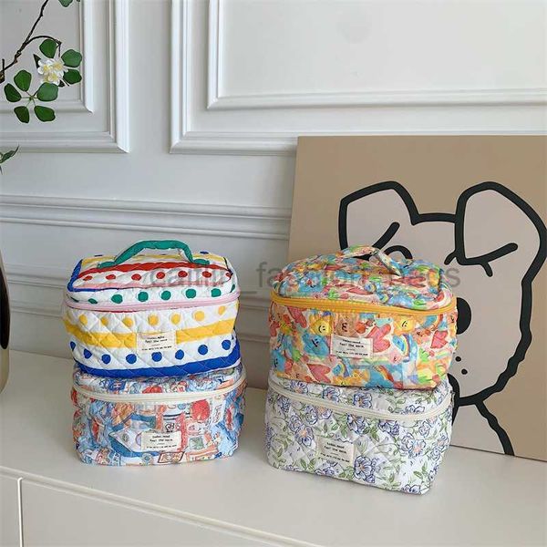 totes flower quilted cotton cosmetic makeup bag women's zipper organizer clothing hand box shape portable toilet caitlin_fashion_ bags
totes flower quilted cotton cosmetic makeup bag women's zipper organizer clothing hand box shape portable toilet caitlin_fashion_ bags
