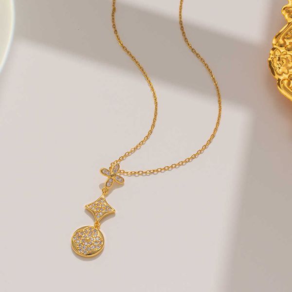 Designer Four-leaf clover Necklace Luxury Top Three Flower Titanium Steel for Women's Advanced Super Flash Micro Inlaid Zircon Clavicle Van Clee Accessories Jewelry
Designer Four-leaf clover Necklace Luxury Top Three Flower Titanium Steel for Women's Advanced Super Flash Micro Inlaid Zircon Clavicle Van Clee Accessories Jewelry