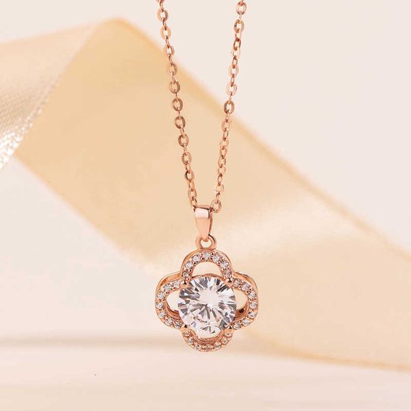 Designer Four-leaf clover Necklace Luxury Top New silver rotating Clover female rose gold chain Mossan Stone Pendant Necklace Van Clee fashion Accessories Jewelry
Designer Four-leaf clover Necklace Luxury Top New silver rotating Clover female rose gold chain Mossan Stone Pendant Necklace Van Clee fashion Accessories Jewelry
