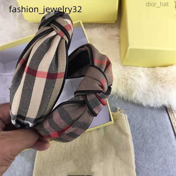 2021 designer ins fashion b-letter plaid headbands women hair sticks girl headband women accessories for head bands b031, Silver
2021 designer ins fashion b-letter plaid headbands women hair sticks girl headband women accessories for head bands b031, Silver
