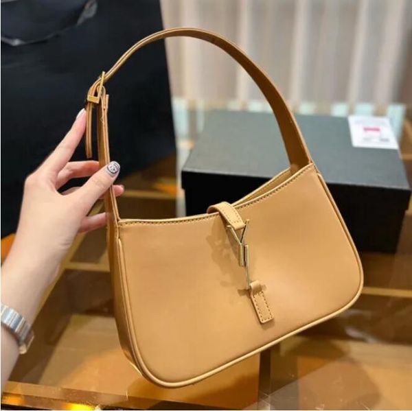 2023 new cowhide shoulder bag fashion brand designer bag tote bag leatehr underarm bag crossbody package clutch handbag
2023 new cowhide shoulder bag fashion brand designer bag tote bag leatehr underarm bag crossbody package clutch handbag