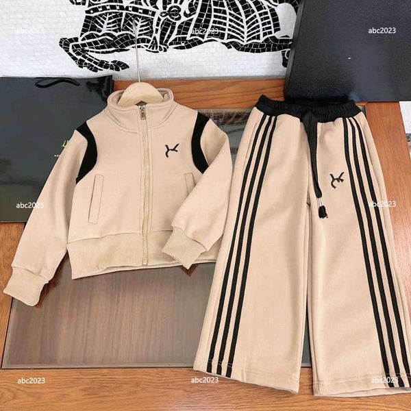 new designer baby tracksuits kids autumn suits size 110-160 cm 2pcs embroidered logo zippered jacket and lace up striped pants aug30, White
new designer baby tracksuits kids autumn suits size 110-160 cm 2pcs embroidered logo zippered jacket and lace up striped pants aug30, White