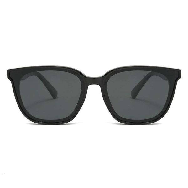 polarized sunglasses for women fashion street shooting anti ultraviolet men, White;black
polarized sunglasses for women fashion street shooting anti ultraviolet men, White;black