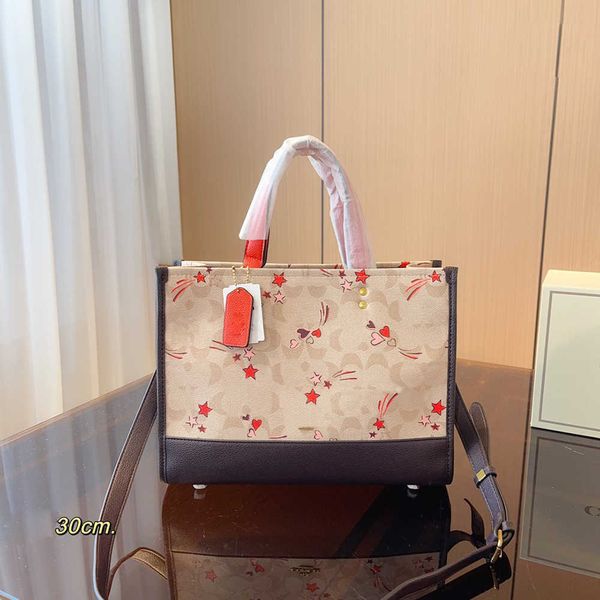 large handbag the tote bag luxury designer bag woman handbags clutch leather star heart print messenger bags beach totes 230717
large handbag the tote bag luxury designer bag woman handbags clutch leather star heart print messenger bags beach totes 230717