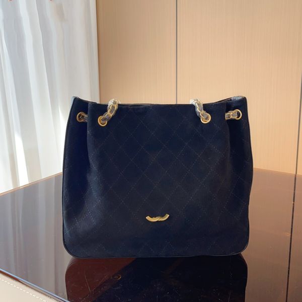 designer womens shoulder bag 31x27cm large capacity airport bag leather diamond check hardware metal luxury handbag matelasse chain underarm
designer womens shoulder bag 31x27cm large capacity airport bag leather diamond check hardware metal luxury handbag matelasse chain underarm