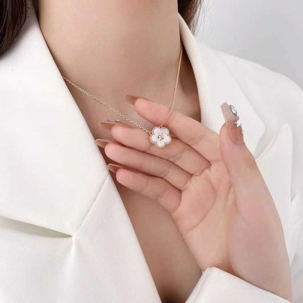 designer four-leaf clover necklace luxury v golden white fritillaria plum blossom thickened with 18k rose gold plating female chain van clee, Silver
designer four-leaf clover necklace luxury v golden white fritillaria plum blossom thickened with 18k rose gold plating female chain van clee, Silver