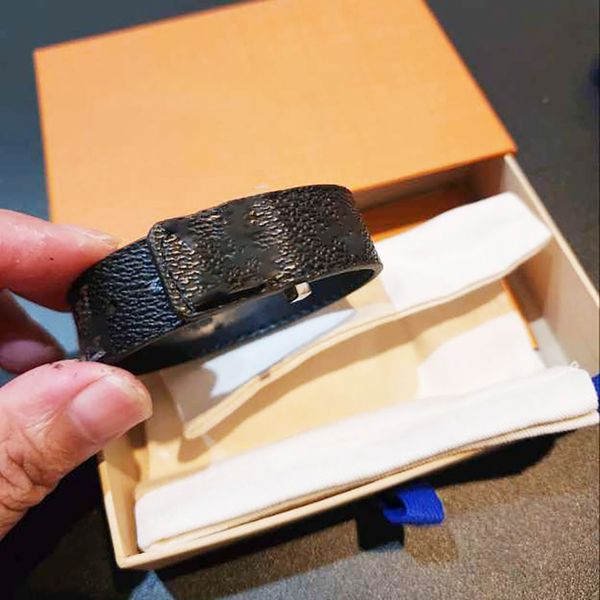 fashion designer chain bracelet women and mens love real leather bracelet alloy buckle charm bracelet with box packing, Black
fashion designer chain bracelet women and mens love real leather bracelet alloy buckle charm bracelet with box packing, Black