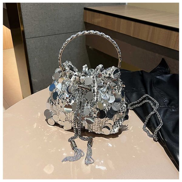 bag women's bag new advanced metal tassel sequin dinner bag handheld crossbody bucket mouth red bag 230902
bag women's bag new advanced metal tassel sequin dinner bag handheld crossbody bucket mouth red bag 230902