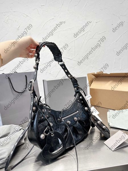 fashion designer bag le cagole motorcycle women shoulder bag luxury crossbody womens plain handbags casual leather clutch purse
fashion designer bag le cagole motorcycle women shoulder bag luxury crossbody womens plain handbags casual leather clutch purse