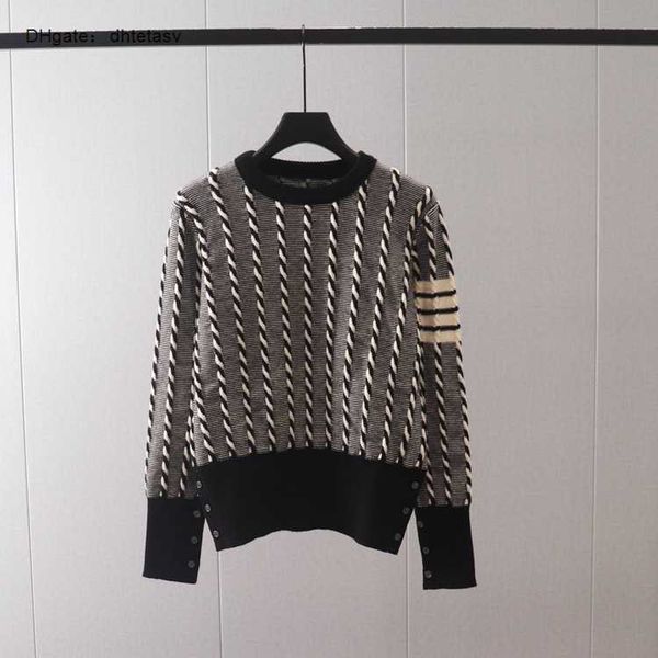 autumn and winter 2023 new color contrast four bar knitting fried dough twists round neck pullover long sleeve knitwear bottoming sweater, White;black
autumn and winter 2023 new color contrast four bar knitting fried dough twists round neck pullover long sleeve knitwear bottoming sweater, White;black