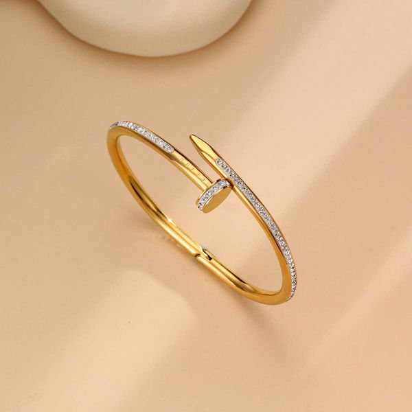 designer bracele bvg pendant fashion luxury jewelry diamond gold necklace ring accessories clover bangle womennew ins wind nail titanium ste, Silver
designer bracele bvg pendant fashion luxury jewelry diamond gold necklace ring accessories clover bangle womennew ins wind nail titanium ste, Silver