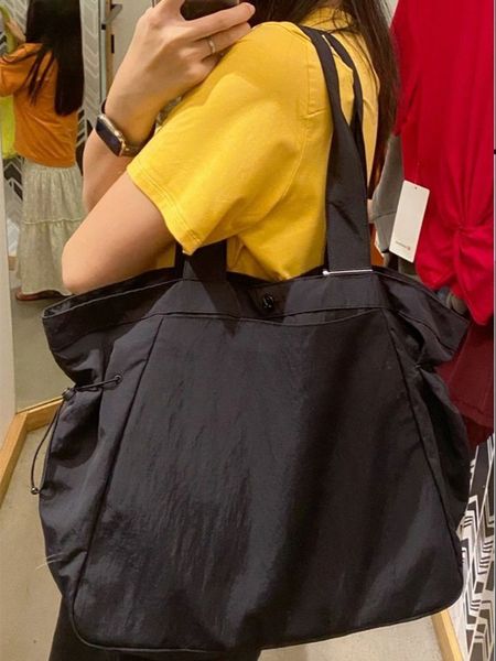 shopping bags ladies portable messenger shoulder tote bag women handbag leisure sports fitness yoga 18l 230901
shopping bags ladies portable messenger shoulder tote bag women handbag leisure sports fitness yoga 18l 230901