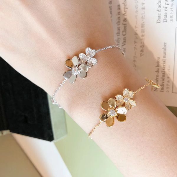 vintage charm bracelets copper frivolve brand designer four leaf clover pendant chain bracelet for women jewelry with box party gift, Golden;silver
vintage charm bracelets copper frivolve brand designer four leaf clover pendant chain bracelet for women jewelry with box party gift, Golden;silver