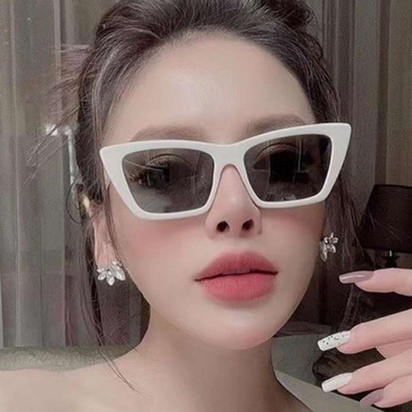 square cats eye reductive sunglasses fashion street shooting large rimmed european style, White;black
square cats eye reductive sunglasses fashion street shooting large rimmed european style, White;black