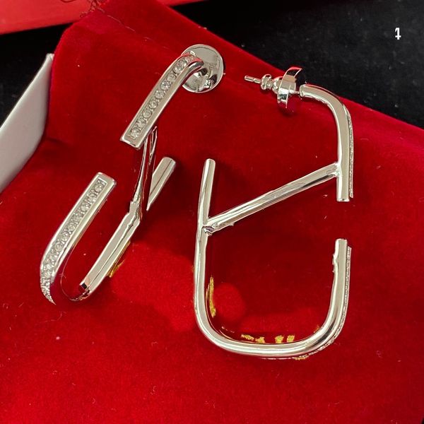 2023 earrings designer for women stud luxury gold heart shape pearl crystal gold double v letter 925s silver jewelry classic, Golden;silver
2023 earrings designer for women stud luxury gold heart shape pearl crystal gold double v letter 925s silver jewelry classic, Golden;silver