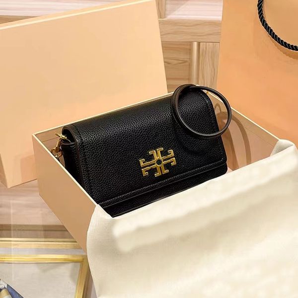 retro chain shoulder bag handbag with detachable shoulder strap buckle and fashionable stray baga123
retro chain shoulder bag handbag with detachable shoulder strap buckle and fashionable stray baga123