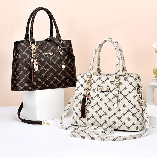 factory wholesale women shoulder bags 5 colors elegant atmosphere retro printed handbag daily joker rhombic tote bag multi-layered tassel ha
factory wholesale women shoulder bags 5 colors elegant atmosphere retro printed handbag daily joker rhombic tote bag multi-layered tassel ha
