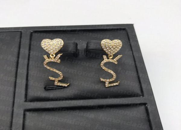 rhinestone letter gold stud women party luxury earring designer letters shining earrings heart shaped studs4464549, Golden;silver
rhinestone letter gold stud women party luxury earring designer letters shining earrings heart shaped studs4464549, Golden;silver