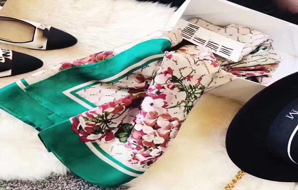 2020 new designers scarf brand scarf silk long scarves classic floral printing design womans scarves size 180x90cm wi9242978, Blue;gray 
2020 new designers scarf brand scarf silk long scarves classic floral printing design womans scarves size 180x90cm wi9242978, Blue;gray