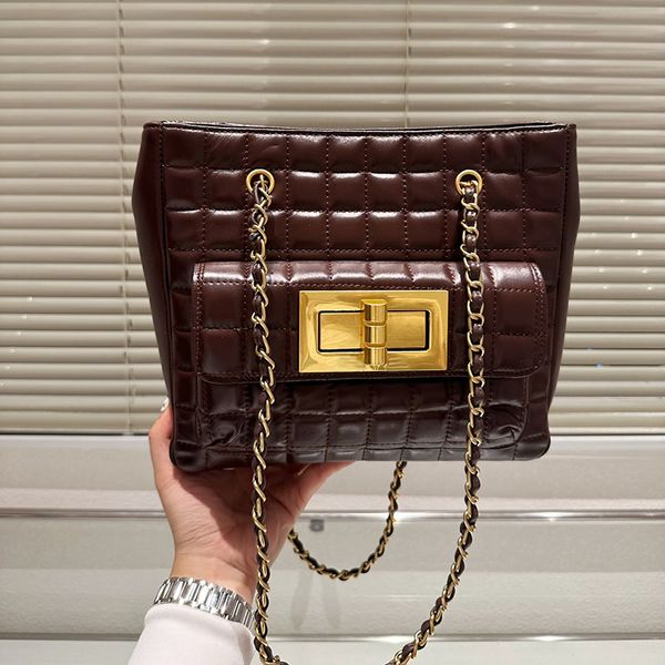 2.55 oversized vintage gold buckle shoulder bag 26x22cm calfskin plaid underarm bag luxury tote multi-pocket matelasse chain diagonal should
2.55 oversized vintage gold buckle shoulder bag 26x22cm calfskin plaid underarm bag luxury tote multi-pocket matelasse chain diagonal should