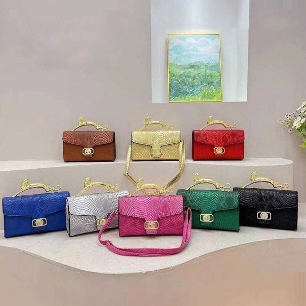 2023 early autumn crocodile pattern fashion handheld small square bag with western style one shoulder bag for women's hand bags 230904
2023 early autumn crocodile pattern fashion handheld small square bag with western style one shoulder bag for women's hand bags 230904