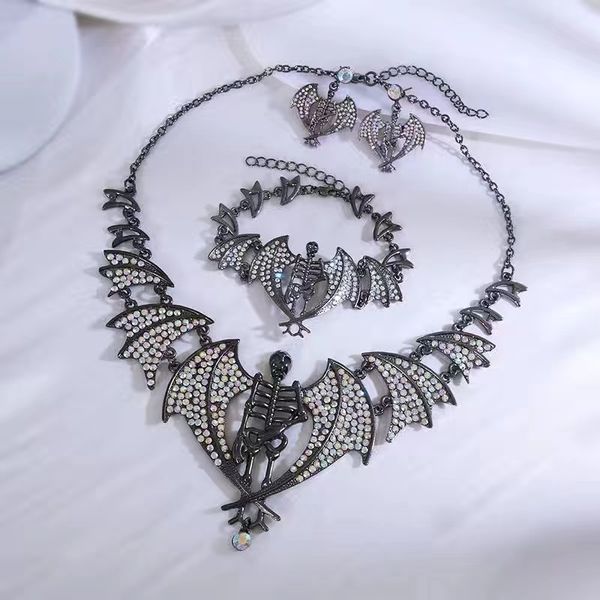 new skull bat alloy full diamond shiny halloween personalized funny european and american style holiday necklace, Golden;silver
new skull bat alloy full diamond shiny halloween personalized funny european and american style holiday necklace, Golden;silver