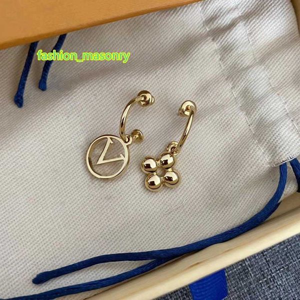 brand classic designer small letter stud earring 18k gold v fishion studs earrings women men wedding party jewelry love gift with box, Golden;silver
brand classic designer small letter stud earring 18k gold v fishion studs earrings women men wedding party jewelry love gift with box, Golden;silver