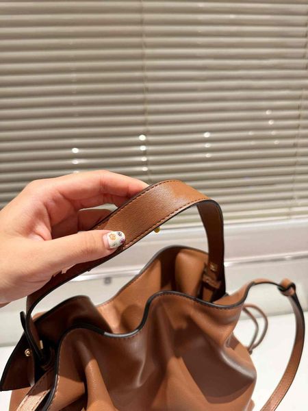 2023 new designer bag women handbag designer tote bag shopping bags grade cowhide women crossbody bags drawstring closure
2023 new designer bag women handbag designer tote bag shopping bags grade cowhide women crossbody bags drawstring closure