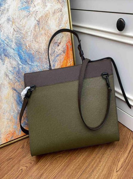 a 2020 autumn and winter green cross with presbyopia briefcase m30591 signature pin adjustable leather handle and shoulder strap h1871351
a 2020 autumn and winter green cross with presbyopia briefcase m30591 signature pin adjustable leather handle and shoulder strap h1871351