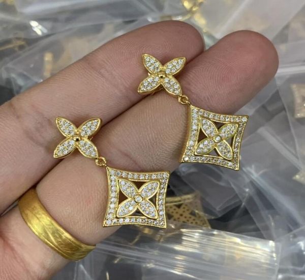 new designed v letter stud luxurious crystal inlaid fourleaf clover ladies lucky earring studs hoops women039s necklace bracel2795307, Golden;silver
new designed v letter stud luxurious crystal inlaid fourleaf clover ladies lucky earring studs hoops women039s necklace bracel2795307, Golden;silver