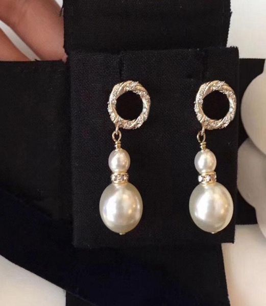 new fashion pearl stud earrings for lady women party wedding lovers gift engagement jewelry for bride with box hb1085796796, Golden;silver
new fashion pearl stud earrings for lady women party wedding lovers gift engagement jewelry for bride with box hb1085796796, Golden;silver