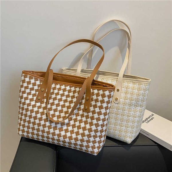 evening bags large capacity portable tote bag for women's new trend fashionable texture versatile shoulder bag commuting women 230828
evening bags large capacity portable tote bag for women's new trend fashionable texture versatile shoulder bag commuting women 230828