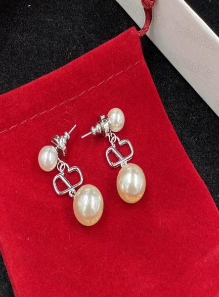 women pearl stud hollow letter designer earring engagement wedding vintage studs womens party earrings6731833, Golden;silver
women pearl stud hollow letter designer earring engagement wedding vintage studs womens party earrings6731833, Golden;silver
