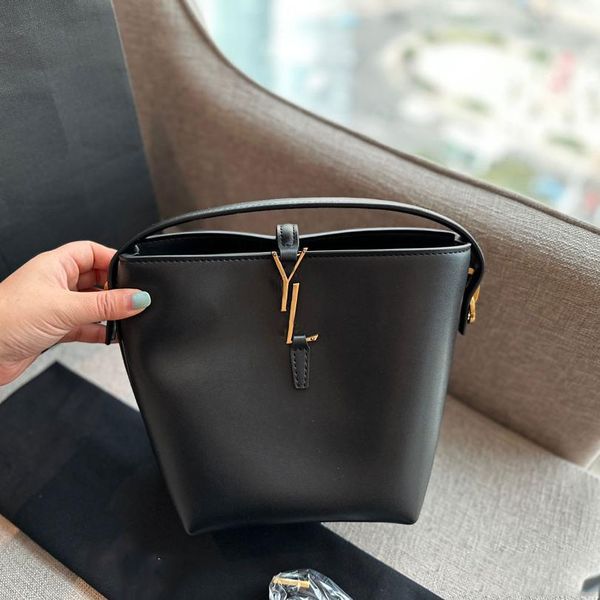 2023 Tote bag Luxury design Simple lightweight wear-resistant bag Handmade leather vegetable basket Classic leather lychee design handbag
2023 Tote bag Luxury design Simple lightweight wear-resistant bag Handmade leather vegetable basket Classic leather lychee design handbag