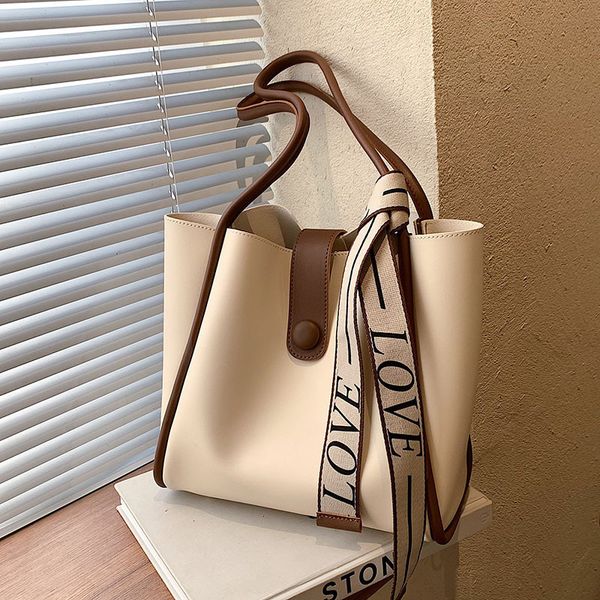 evening bags tas kurir gaya korea tas bahu wanita dengan tali lebar warna kontras retro portabel kualitas 230905
evening bags tas kurir gaya korea tas bahu wanita dengan tali lebar warna kontras retro portabel kualitas 230905