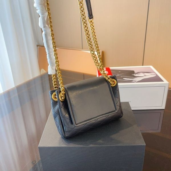 the crossbody bag has sufficient daily capacity and is highly cost-effective, with a sheepskin texture and feel
the crossbody bag has sufficient daily capacity and is highly cost-effective, with a sheepskin texture and feel