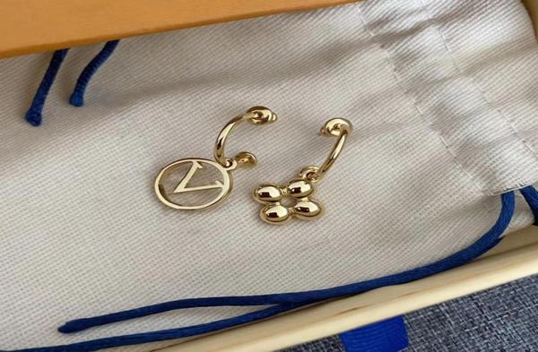 brand classic designer small letter stud earring 18k gold v fishion studs earrings women men wedding party jewelry love gift with 3421140, Golden;silver
brand classic designer small letter stud earring 18k gold v fishion studs earrings women men wedding party jewelry love gift with 3421140, Golden;silver