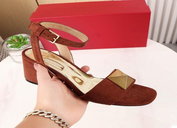 2022 women sandals slippers one stud flat thong calfskin casual sandal summer designer luxury fashion ladies beach flat flip 8069884, Black
2022 women sandals slippers one stud flat thong calfskin casual sandal summer designer luxury fashion ladies beach flat flip 8069884, Black