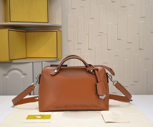 design luxury fashion letters retro british fashion shoulder bag ladies simple crossbody dual-purpose cowhide small square bag five styles 8
design luxury fashion letters retro british fashion shoulder bag ladies simple crossbody dual-purpose cowhide small square bag five styles 8