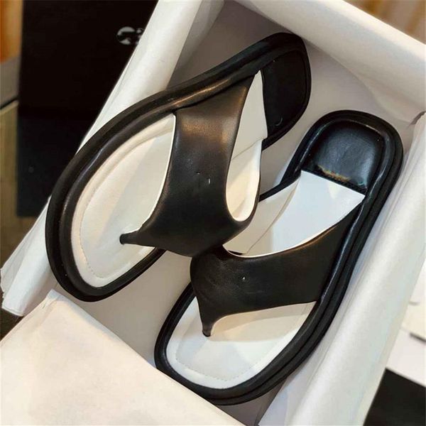 2022 new slippers channel men women beach slippers leather webbing fashion luxury summer sandals 0142359
2022 new slippers channel men women beach slippers leather webbing fashion luxury summer sandals 0142359