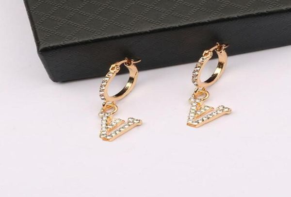 20color 18k gold plated v letters stud luxury designer crystal geometric women rhinestone pearl earring wedding party jewerlry acc4440996, Golden;silver
20color 18k gold plated v letters stud luxury designer crystal geometric women rhinestone pearl earring wedding party jewerlry acc4440996, Golden;silver